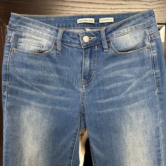 *CALVIN KLEIN* Medium Wash Ultimate Skinny Fashion Jeans Size 4 - Picture 2 of 10